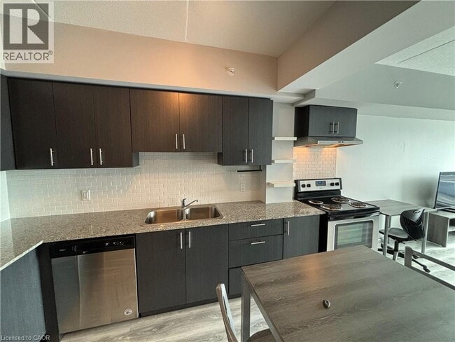 Building Photo - 275 Larch St