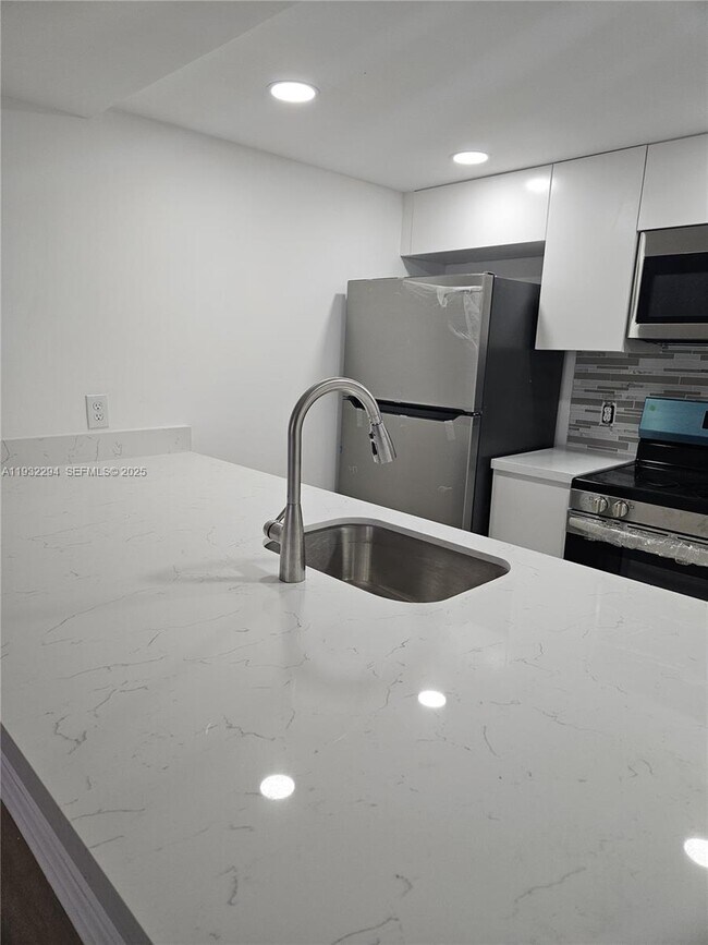 Building Photo - 8180 Geneva Ct