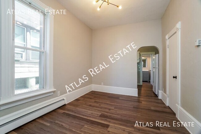 Building Photo - 1 bedroom, 1 Bathroom - Brand New Renovati...