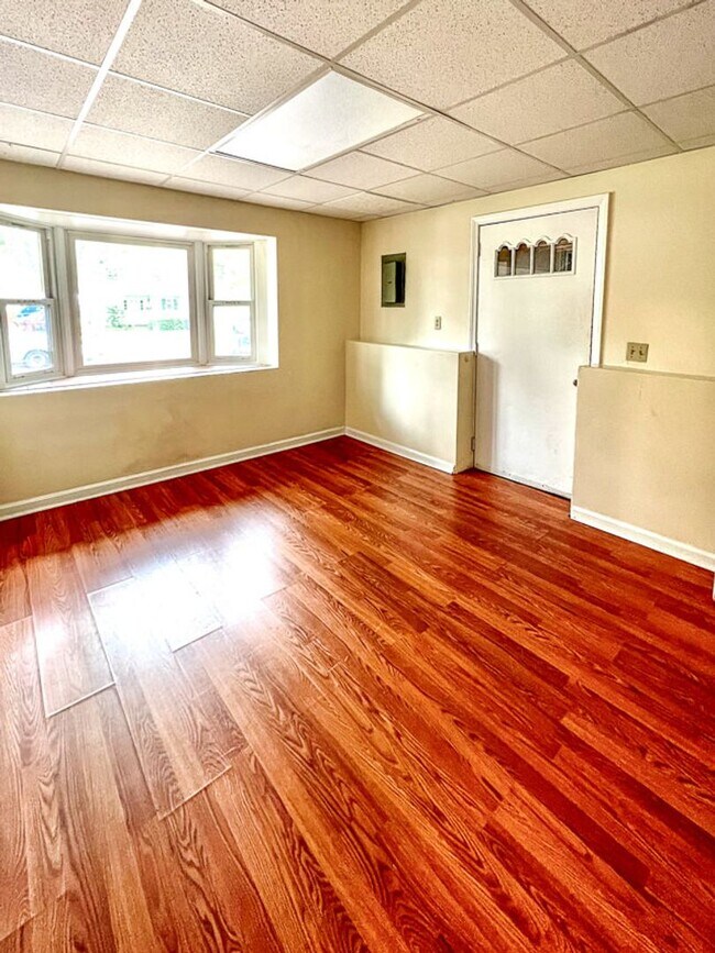 Building Photo - Spacious 5-Bedroom, 1.75 Bathroom Home in a Prime Location (58 East Terrace)