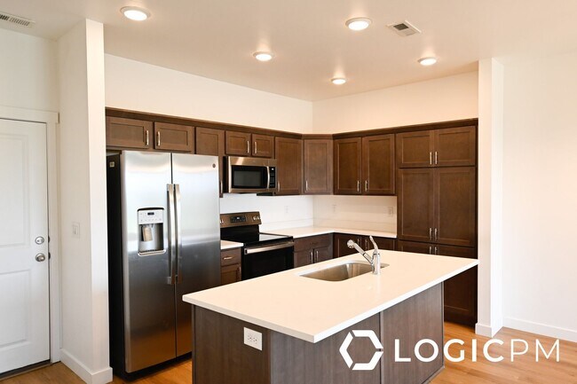 Building Photo - Stunning Townhome In Excellent Location!