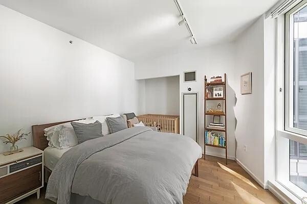 Building Photo - 200 Chambers St