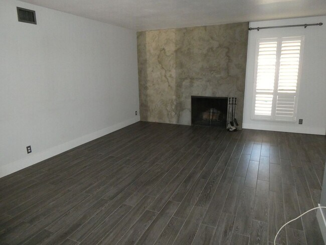 Foto del edificio - COMING SOON! Single Story Pool House for R...
