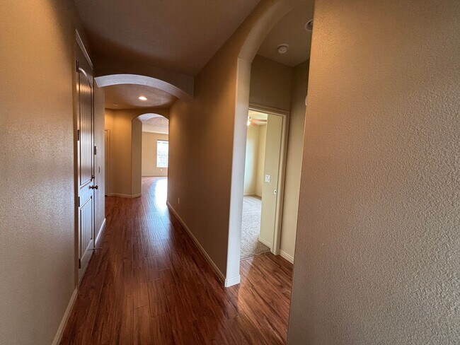 Foto del edificio - SPACIOUS HOME FOR RENT!
