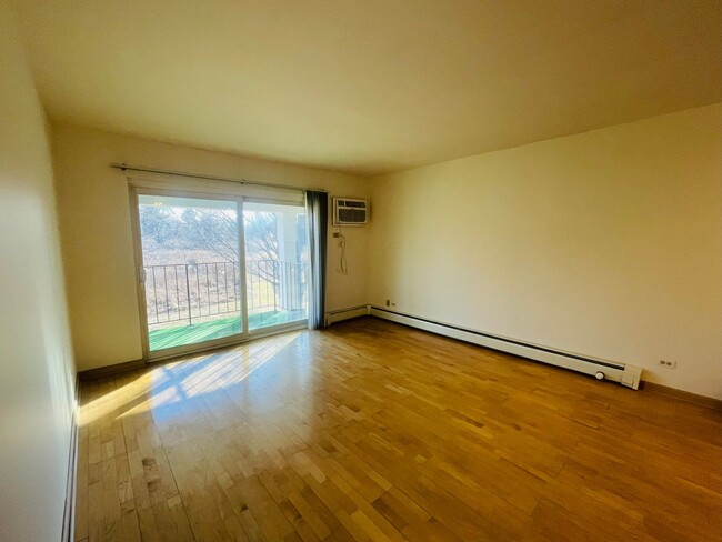 Building Photo - Bright and Inviting 2-Bedroom Condo with W...