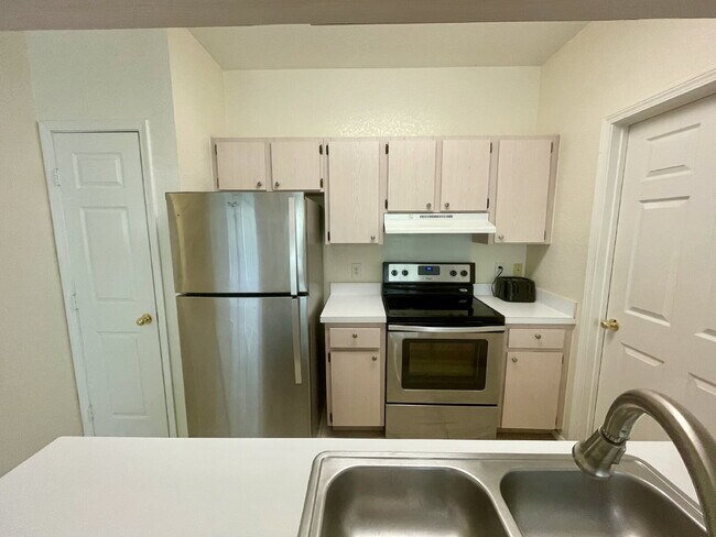 Foto del edificio - 1 bed/1 bath/1 car garage