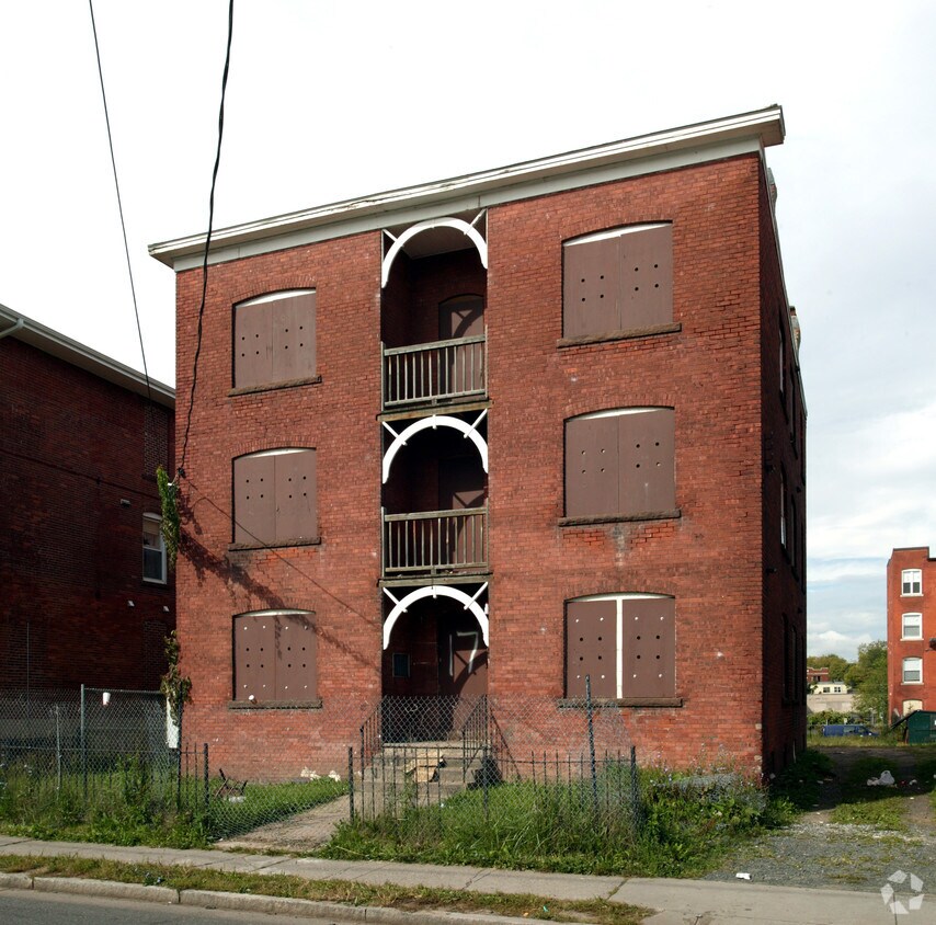 Building Photo - 17 Squire St