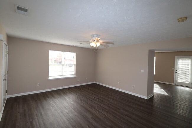 Building Photo - 100-102 Aubrey Dr