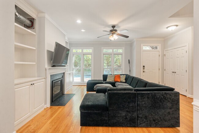 Foto del edificio - Beautiful Southern Village townhome - Furnished - Mid / Long Term lease options