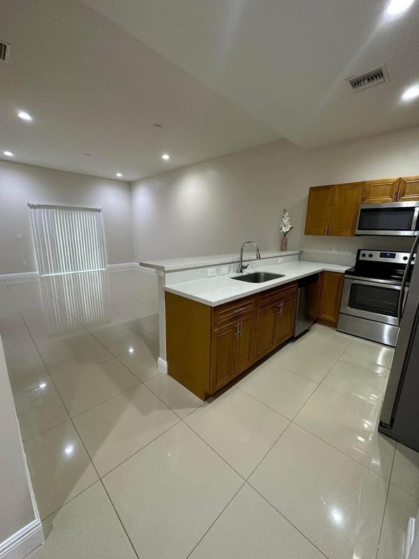 Foto del edificio - 922 SE 6th Ct