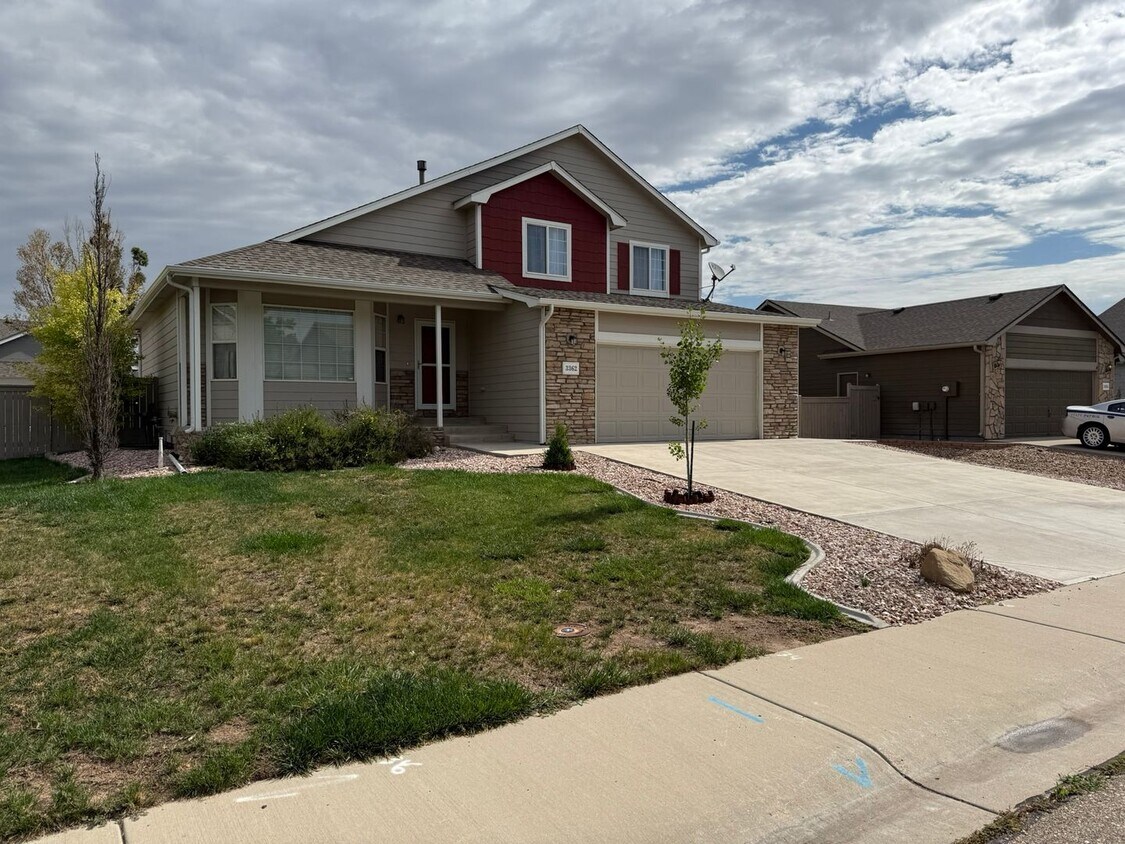 Foto principal - Spacious 5-Bedroom Home with Large Yard
