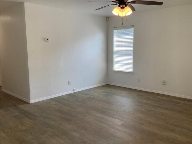 Building Photo - 5809 Glenhollow Path