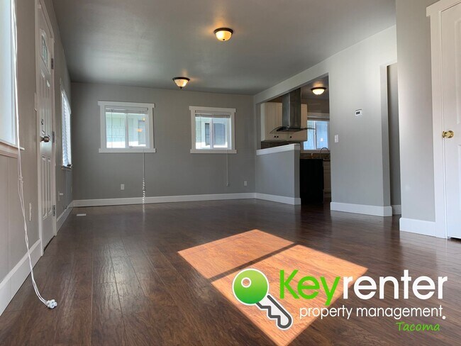 Building Photo - Centrally Located 3Bed/1.5Bath Tacoma Home!