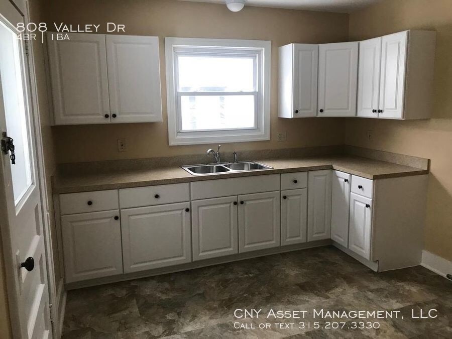 Building Photo - 808 Valley Dr