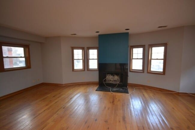 Living room - 921 W Lawrence Ave