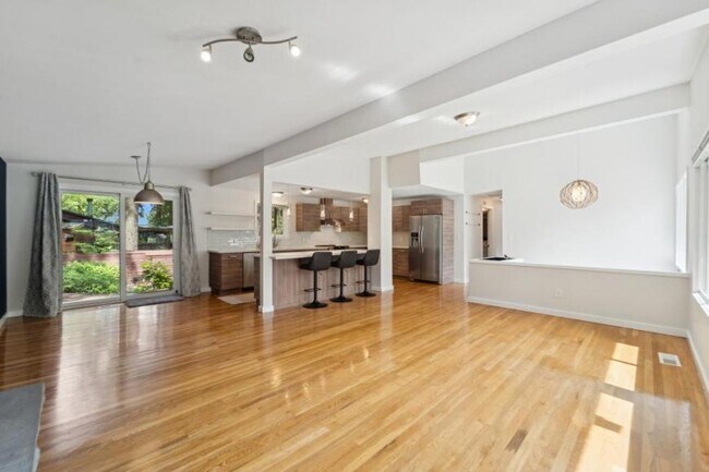 Foto del edificio - 4 bedroom in Shoreline WA 98133