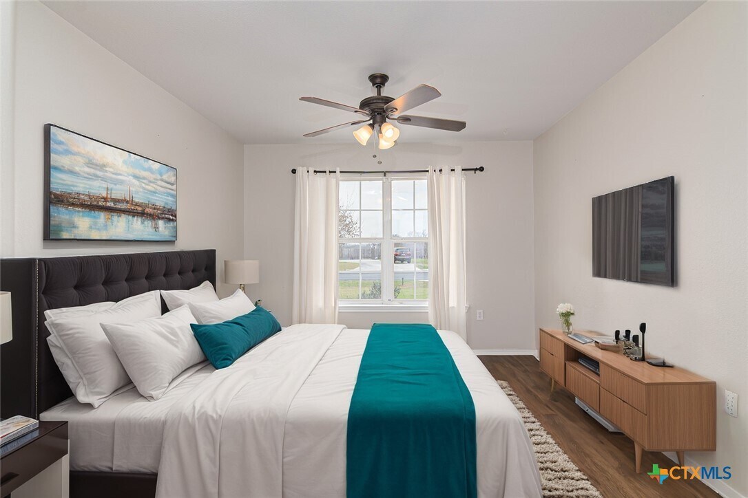 Foto principal - 121 Castlewood Dr