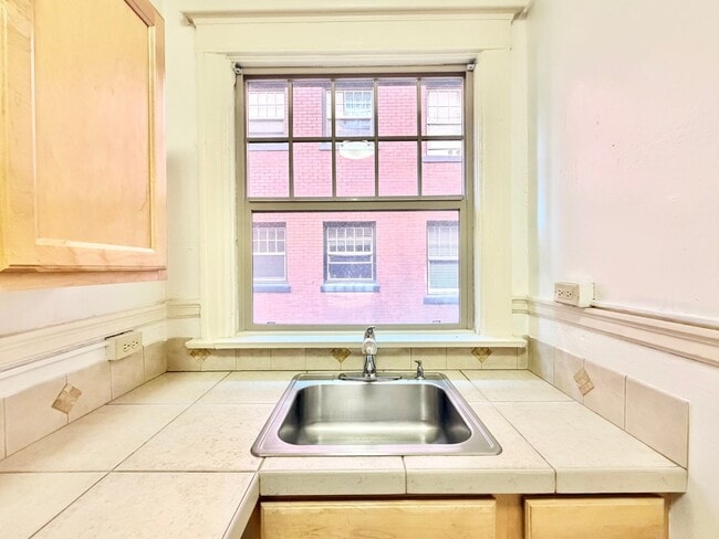 Building Photo - Charming 2nd Floor 1-Bed Condo in Ideal Nob Hill Location! Water, Sewer, Garbage Included!