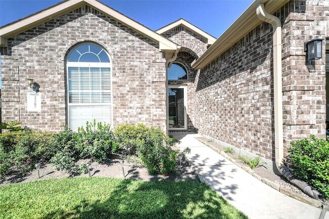 Building Photo - 22582 Valley Canyon