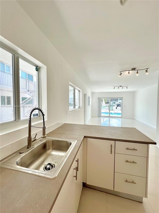 Building Photo - 8035 Crespi Blvd