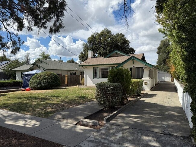 Foto del edificio - Rare 2 Bedroom Home Downtown Dixon *Star R...