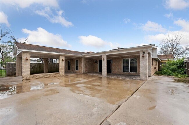 Foto del edificio - 14022 Greenville St