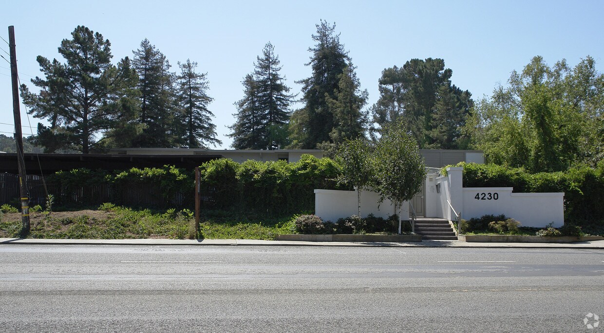 Foto del edificio - Redwood Manor Apartments