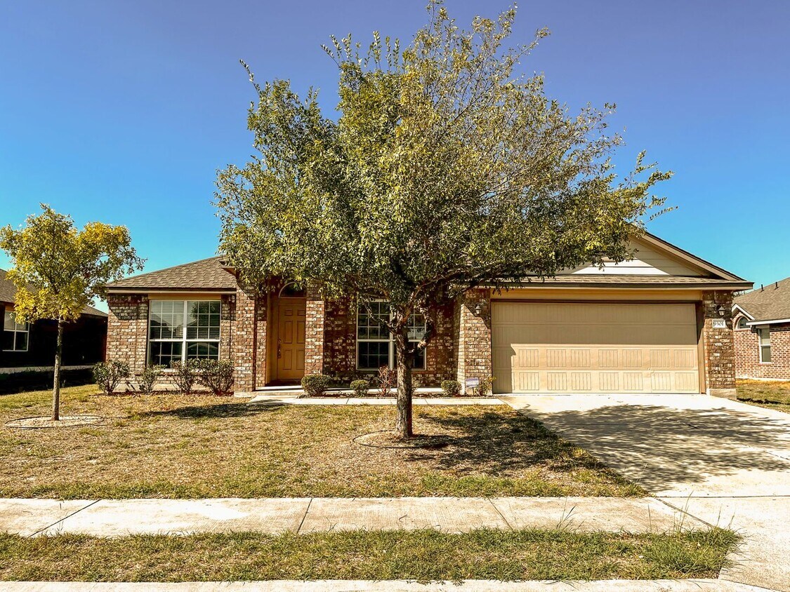 Foto principal - Available NOW!!!! This charming 1 story, 4...