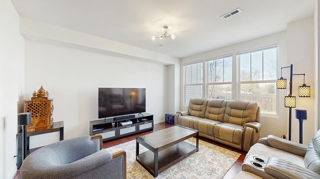 Building Photo - 527 Watercress Dr