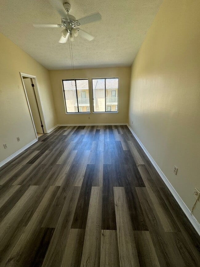 Building Photo - Great Two Bedroom-Freshly Remodeled-$500.00 off first months rental rate with approved application!