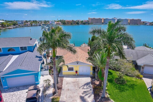 Foto del edificio - Waterfront 3BR/2BA Home – Walk to Beach + Boat Lift – $500 Off!