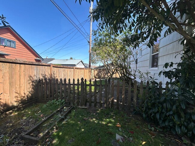 Building Photo - Stunning 2 bd 1 ba House with a basement a...