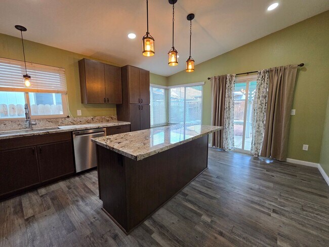 Building Photo - Customized 2 bedroom House in the Heart of Sparks! Completely Remodeled