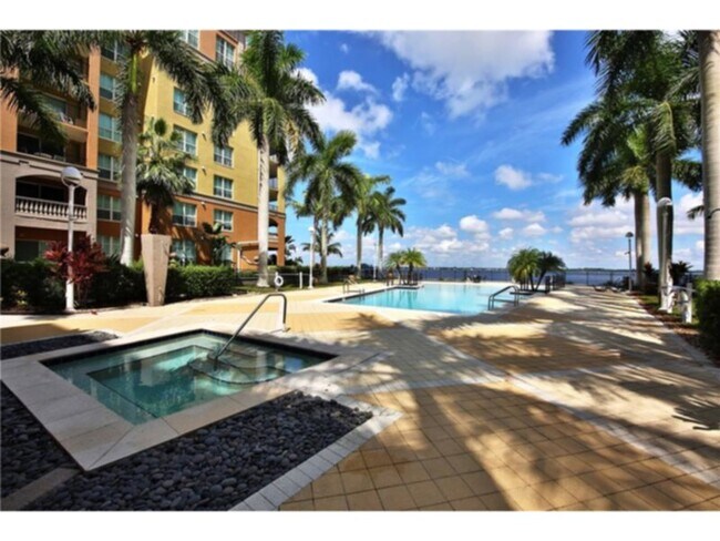 Building Photo - ANNUAL RENTAL - Downtown Fort Myers  Luxur...