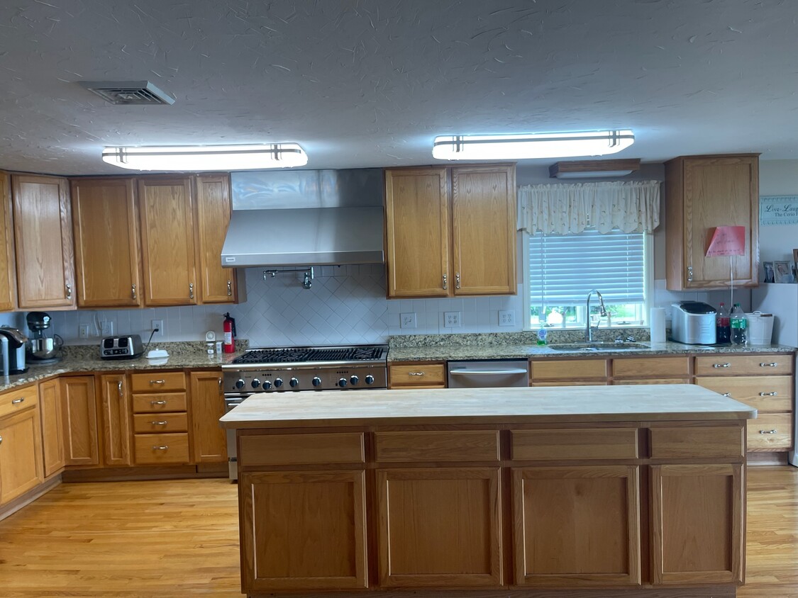 Foto principal - 1207 Black Point Rd