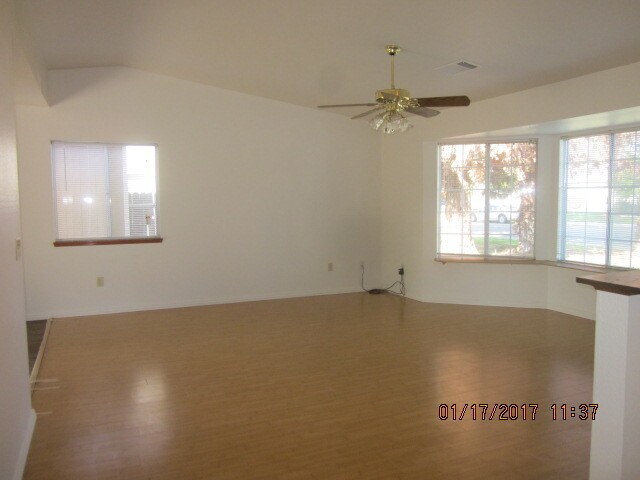 Building Photo - Solar Panel equipped, NW Visalia home comi...