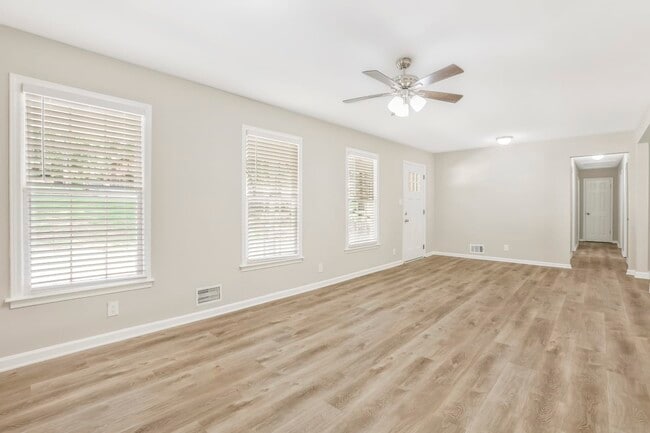 Building Photo - 5668 Beechwood Dr Sw