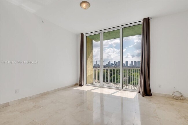 Foto del edificio - 1350 NW 8th Ct