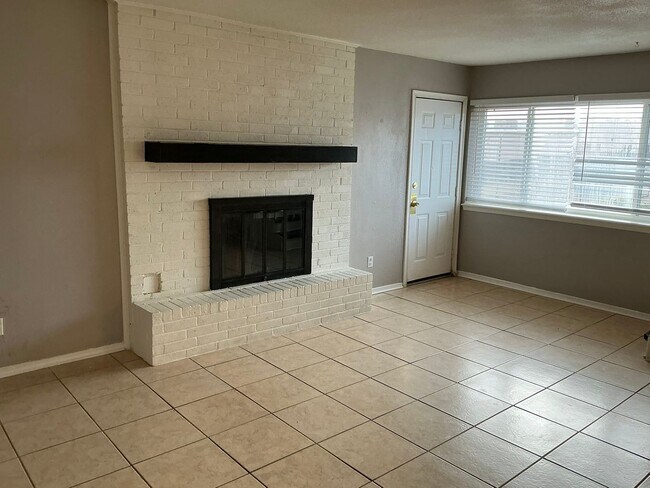 Foto del edificio - Updated and ready for move in!  Close to OU campus! Community Pool, fenced in courtyard! 3 bathro...