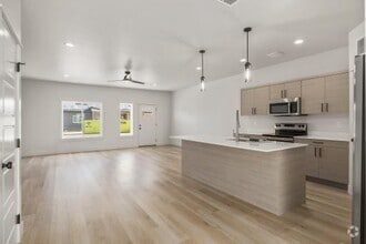 Building Photo - 4633 King Ave W