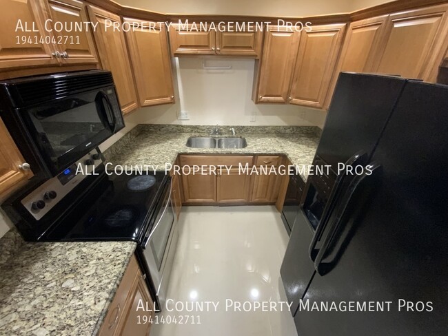 Building Photo - Minutes from Downtown Sarasota/Washer/Drye...
