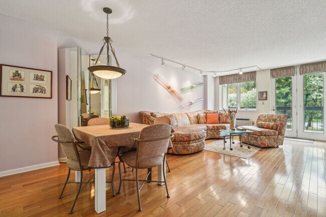 Foto del edificio - 10 Smith Manor Blvd