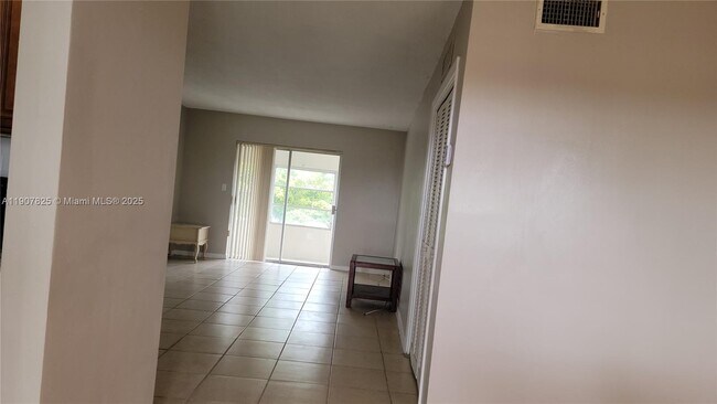 Foto del edificio - 4731 NW 10th Ct
