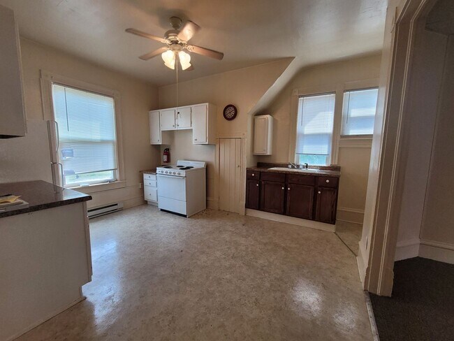 Building Photo - SW 3 bedroom 1 bath duplex with 1 stall ga...