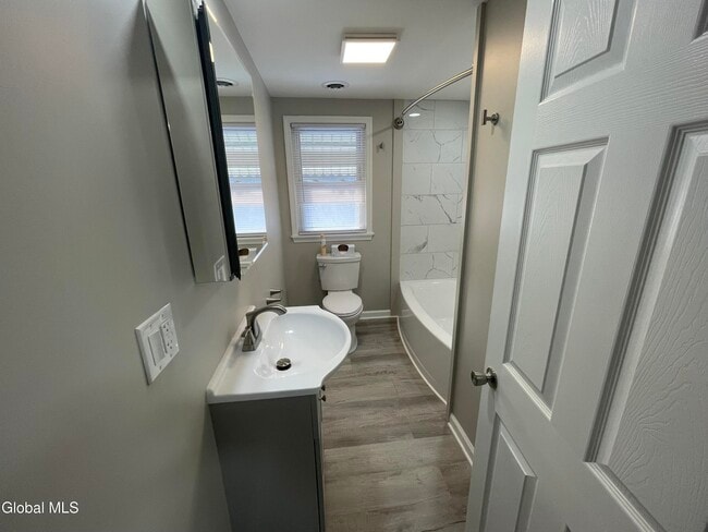 Foto del edificio - 28 Leversee Ave