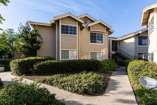 Building Photo - *** LOOK NO FURTHER !!! 2/2 DOWNSTAIRS CON...