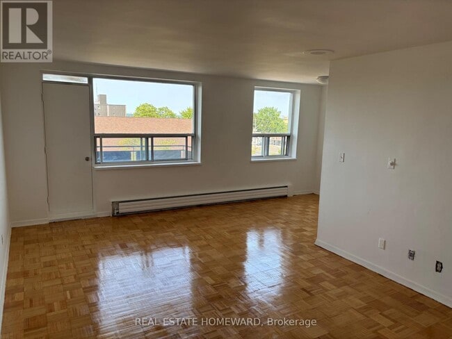 Photo du bâtiment - 1765 Lawrence Ave E