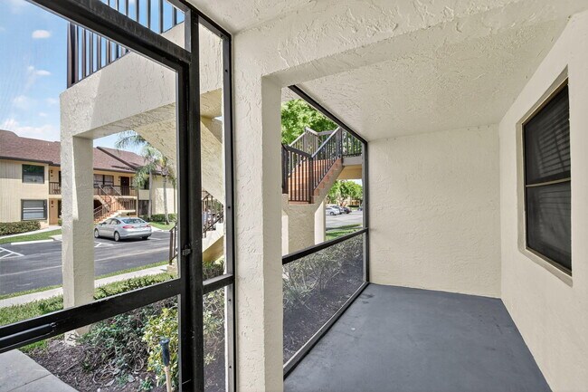 Foto del edificio - 4707 Lucerne Lakes Blvd E