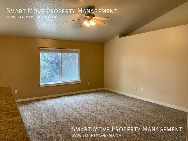 Foto del edificio - Adorable 4 bd, Plus Bonus. Across from Par...