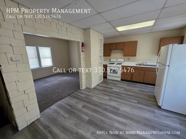 Building Photo - 393 Cross St